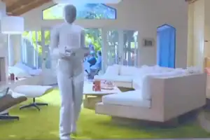 Imagem do robô humanoide NEO em pé, pronto para iniciar as tarefas.